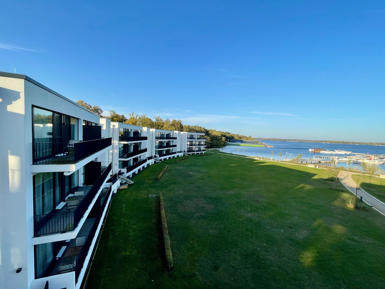 MAREMÜRITZ Yachthafen Resort: Logenplatz im Land der 1.000 Seen