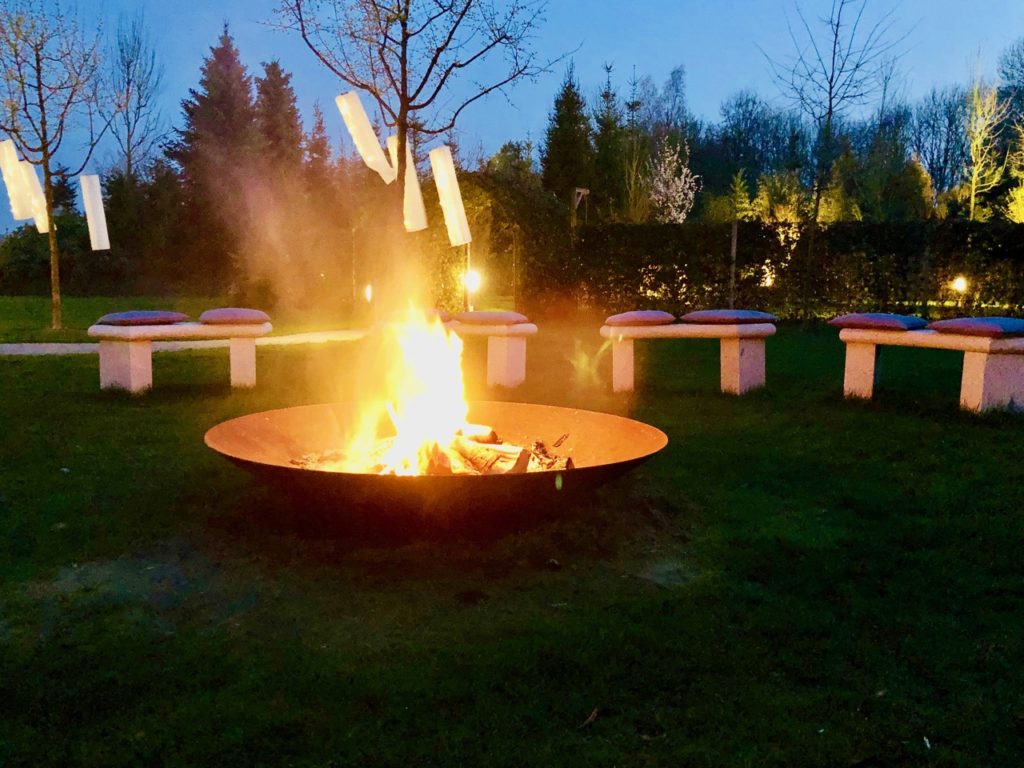 Thermen Bussloo Sauna Feuerschale am Zen-Garten